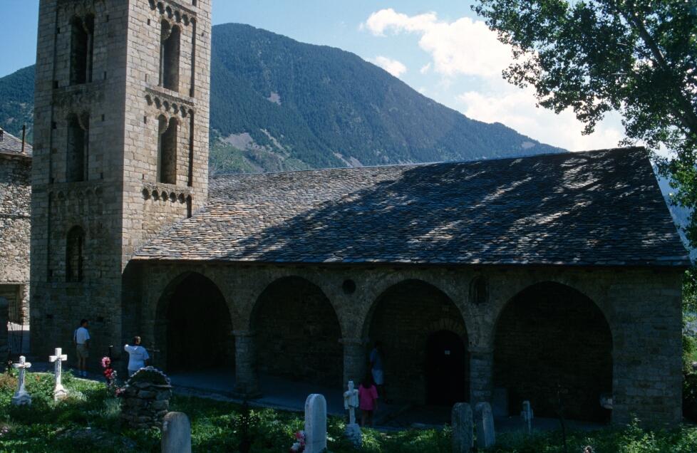 1996_08x121.jpg - Erill-la-Vall , côté nord de l'église