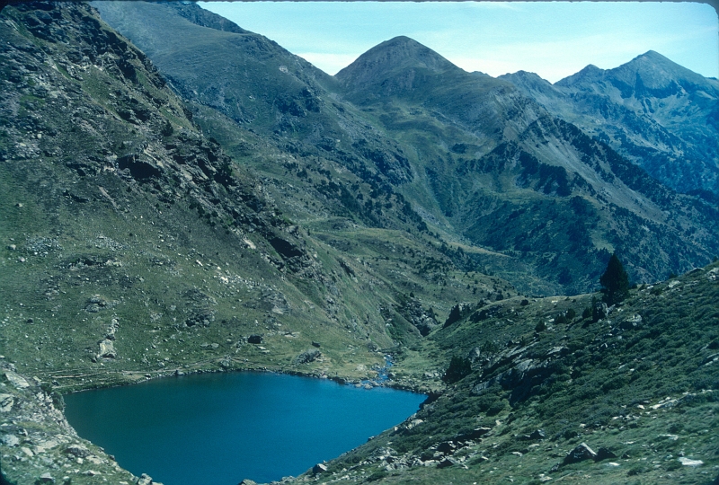 1989_8xx099.jpg - sur le sentier du tour des lacs de Tristaina (environ 22800 m),  le lac inférieur de Trastaina