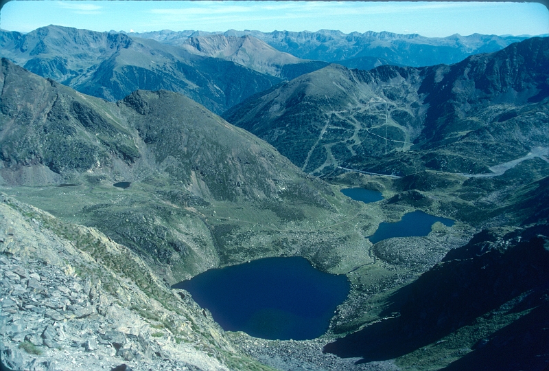 1989_8xx140.jpg - faux Pic de l'étang Fourcat (2820 m). Vue SSE, les trois lacs de Tristaina.