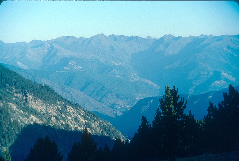 1989_8xx030.jpg - vallon de Perafita, étang de la Nou (2231 m), vue NNO, Escaldes au fond de la vallée.