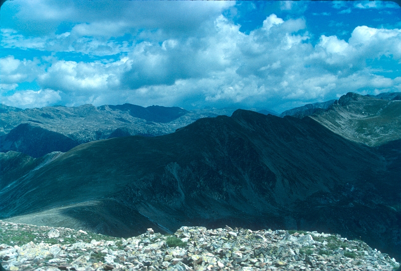 1989_8xx031.jpg - Pic de Perafita (2753 m). Vue Est, col de Perafita, crête menant ai Pic des Estanyons.