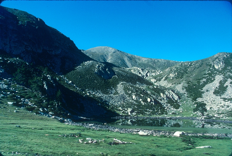 1989_8xx033.jpg - vallon de Perafita, Etang de Perafite. Vue sur le Pic de Perafita.