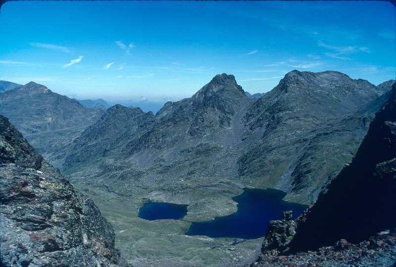 1989_8xx127.jpg - brêche sous le Sanfos. Vue NE, étang de Baiau. Au fond Pic de la Rouge. Pic dels Lanas, Port de Médécourbe, Pic de Médécourbe, col des étangs Forcats.