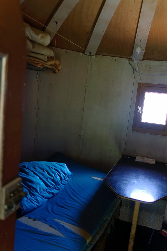 IMGP7739_dxo.jpg - Cabane d'Auruzan ; intérieur petit (2 places), bien équipé. Cabane de berger laissée ouverte.