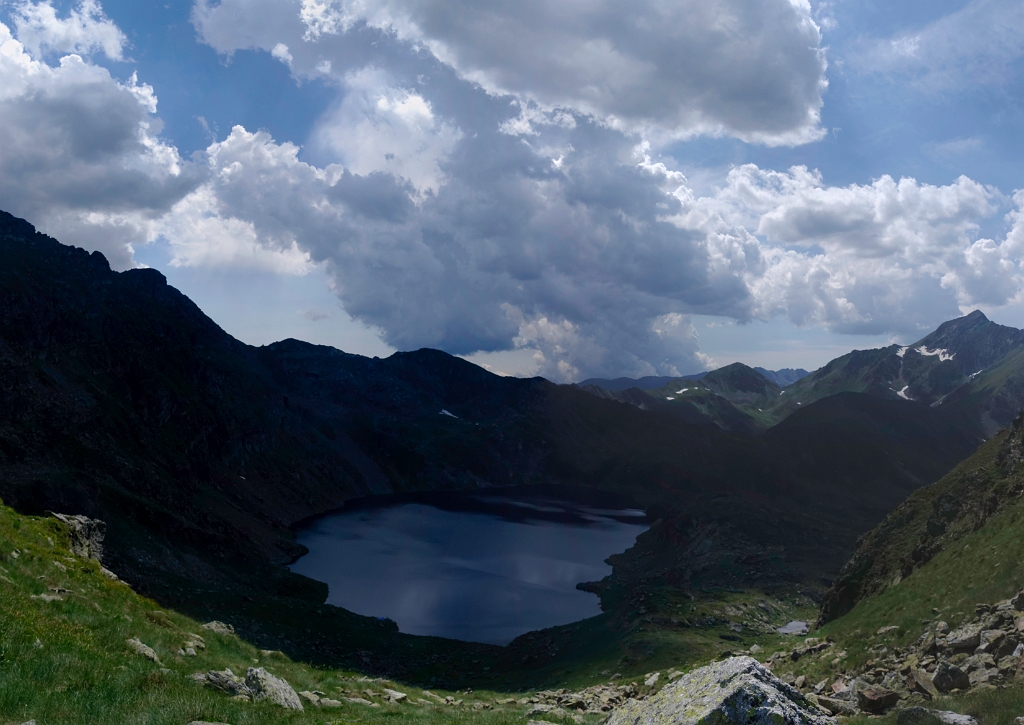 IMGP7932-7935.jpg - Depuis le petit col (2481 m) au N.E. de l'étang Blaou, vue S.O. sur l'étang Blaou, et le mauvais temps annoncé !