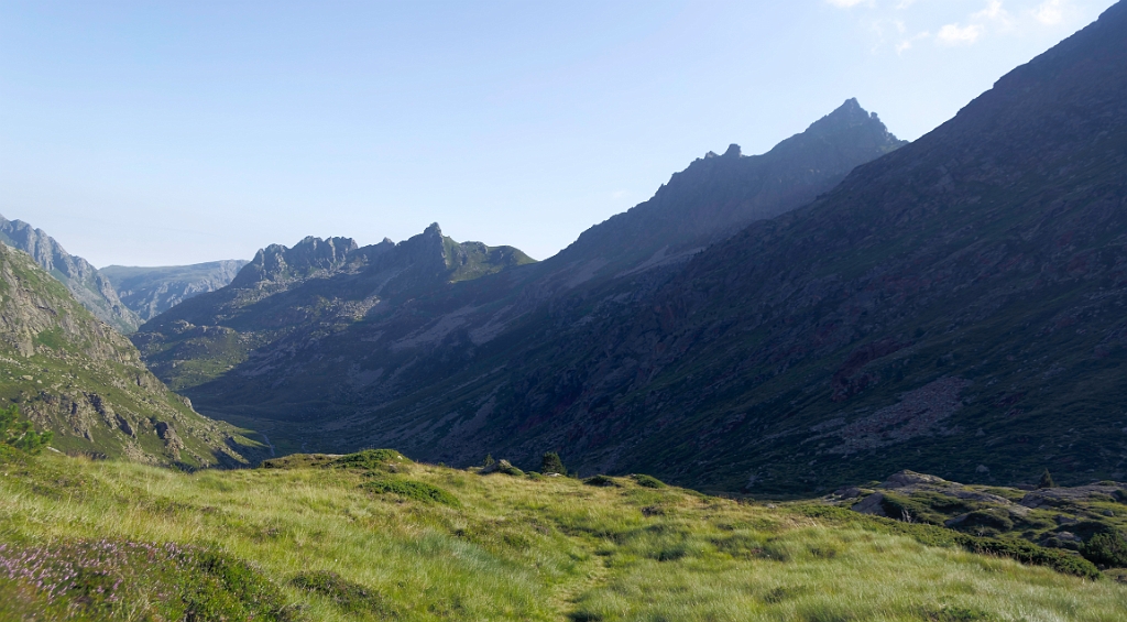 IMGP7966-7970.jpg - le fond de la vallée de Peyregrand, dominé par la crête de la Soulane