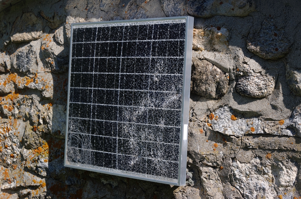IMGP7977_dxo.jpg - Cabane de Peyregrand ; l'électricité y avait été installée, mais le panneau solaire a été vandalisé !
