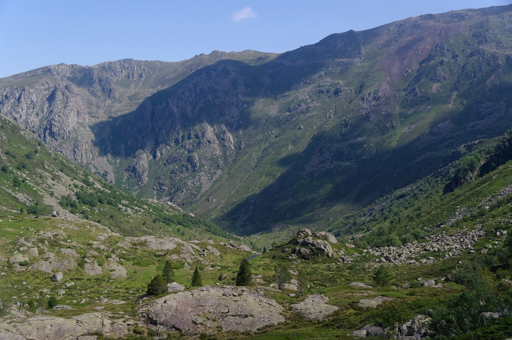 IMGP7982_dxo.jpg - Sous l'étang de Peyregrand, descente vers la cabane de Brouquenat-d'en-Haut que l'on aperçoit dans la prairie.
