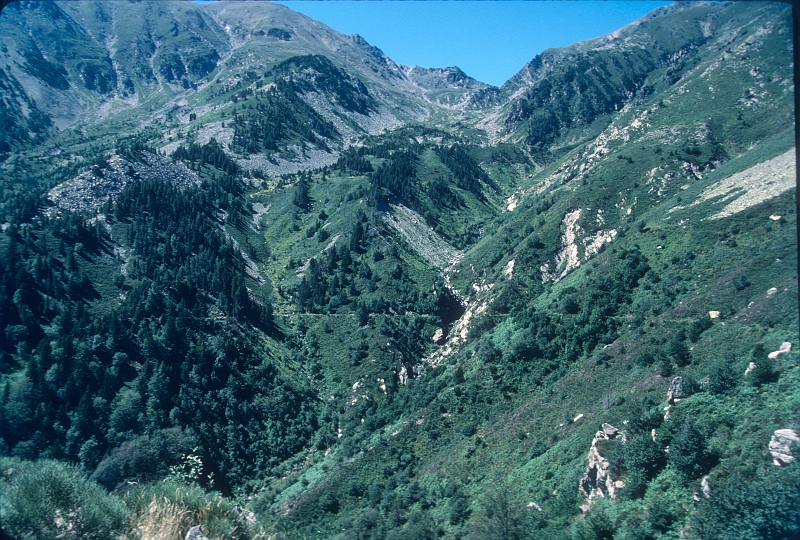 198708xx_062.jpg - chemin en balcon du Canigou. Val de la Lentilla