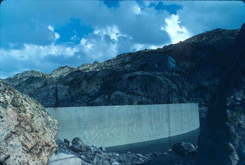 198808xx_006.jpg - le barrage du lac de Migouélou