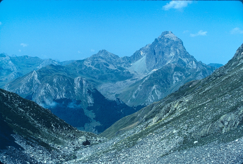 198808xx_028.jpg - entre le Col d'Arrious et Socques. Vue sur le Pic du Midi d'Ossau.