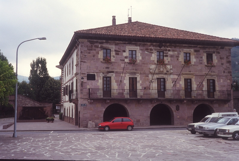 1995_08xx009.jpg - Elizondo, mairie (XVII°)