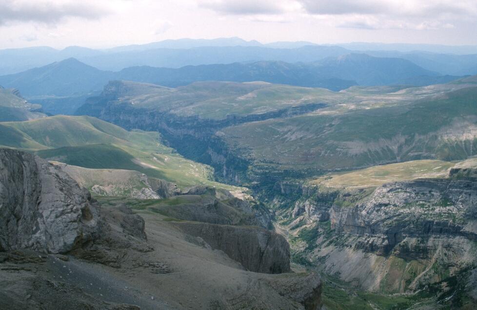 1997_08x501.jpg - Pic de la Suca, vue sur la vallée d'Ordessa