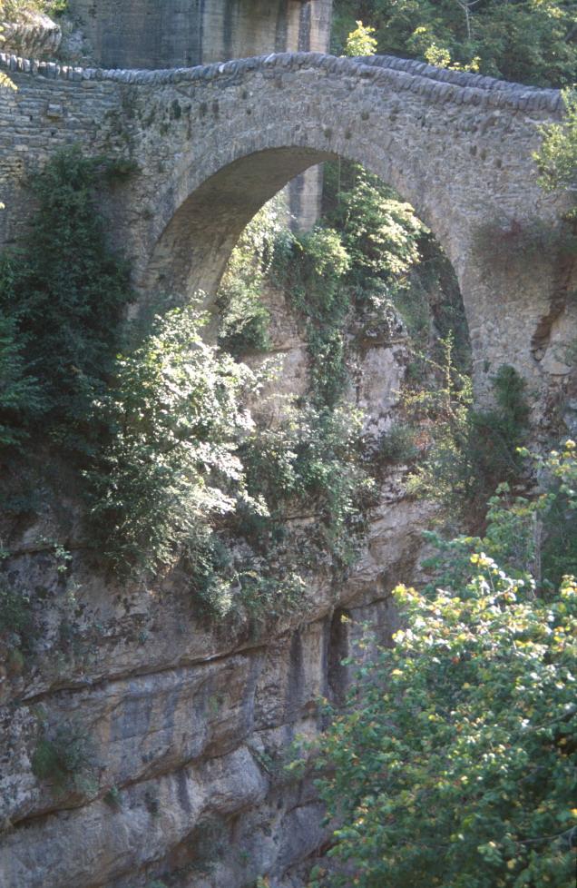 1997_08x469.jpg - vallée d'Añiscle, pont à l'ermitage St Urbez
