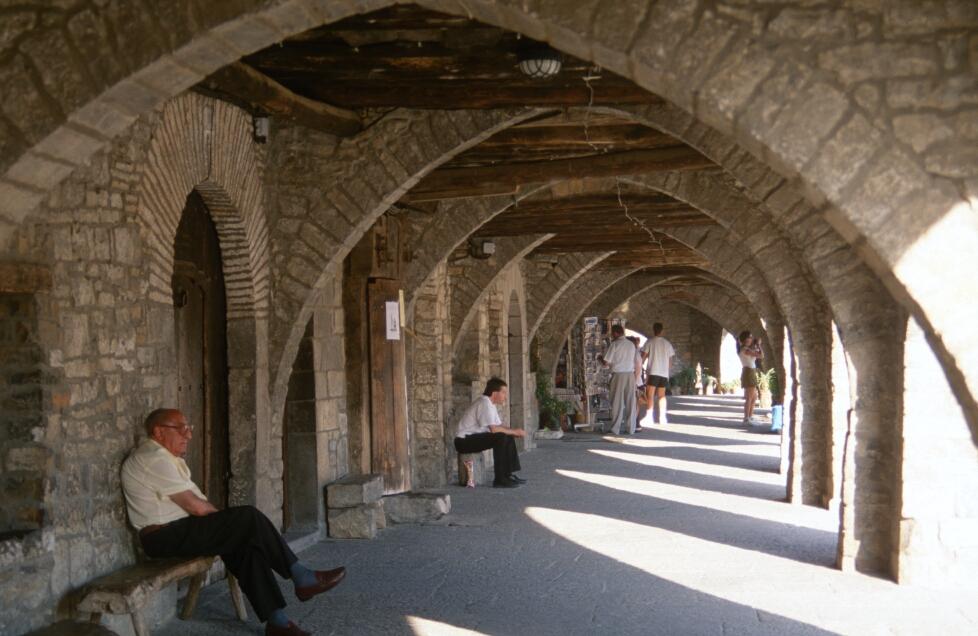 1997_08x442.jpg - Ainsa, arcades de la Plaza Mayor