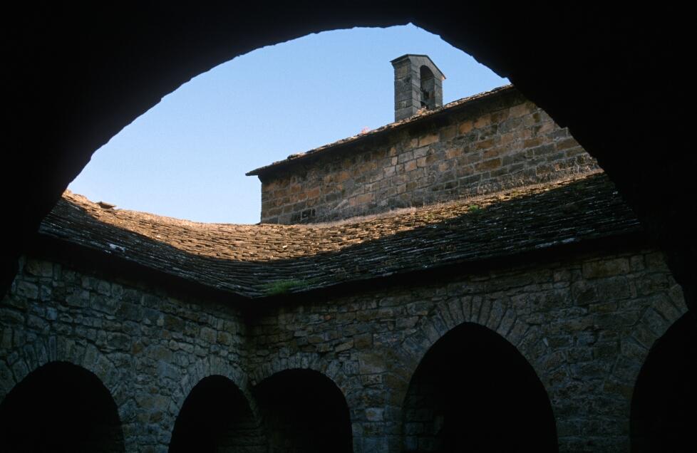1997_08x446.jpg - Ainsa, cloître de l'église, clocheton