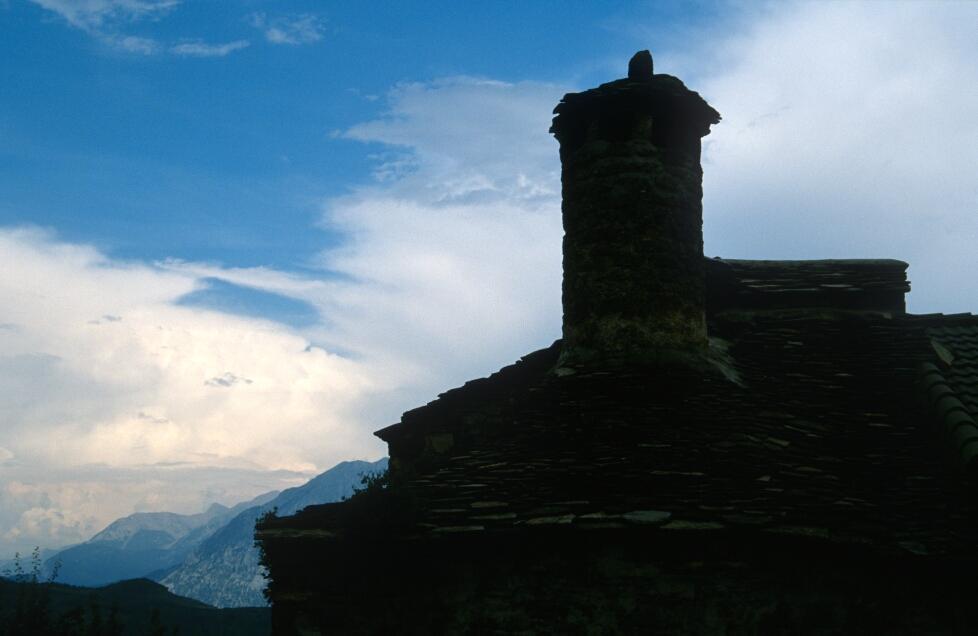 1997_08x489.jpg - Bestue,cheminée