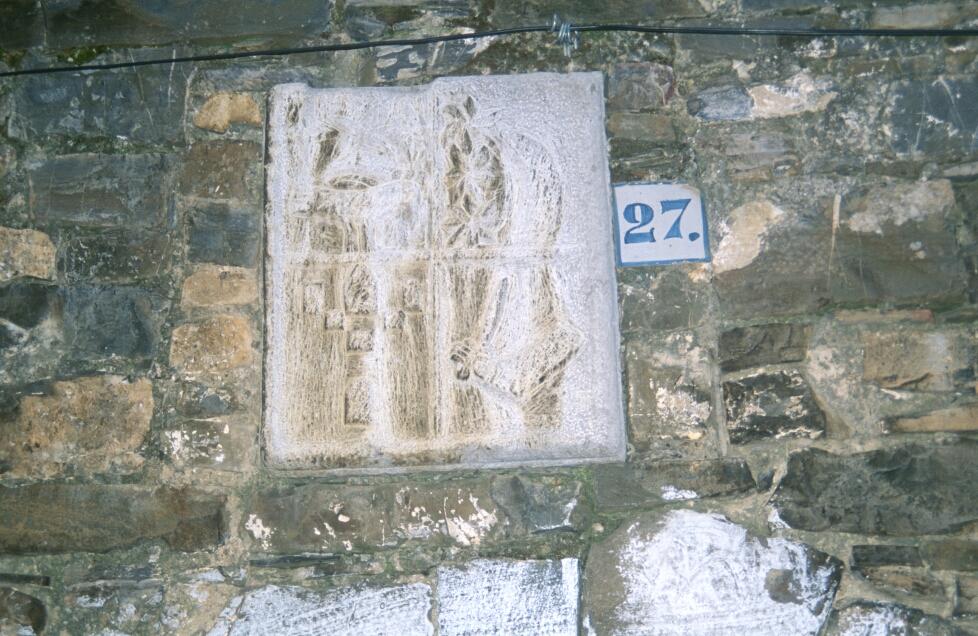 1997_08x491.jpg - Bestue,armoiries au dessus d'une porte