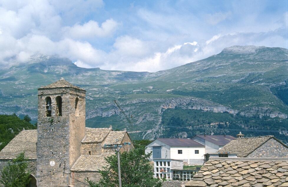 1997_08x509.jpg - Tella, église du village, Portillo de Tella au fond