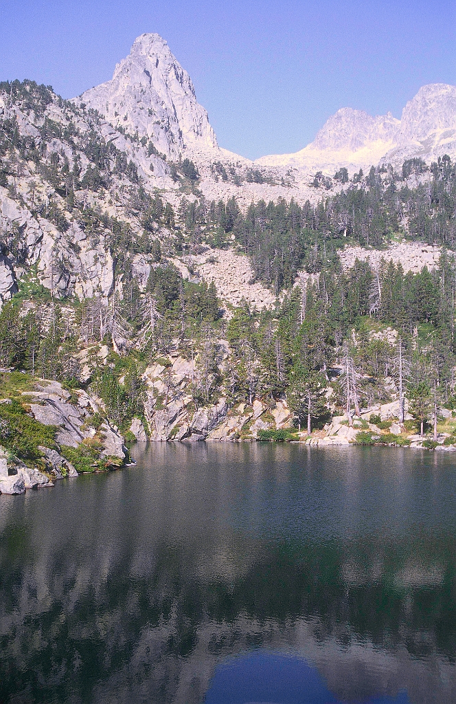 1998-08-614_.jpg - Perramo - lago de la Escarpinosa - vue vers les Aiguilles