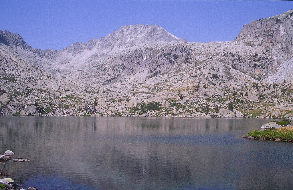 1998-08-615_.jpg - Perrano - lago de Perrano - vue vers Pico de Escorvets
