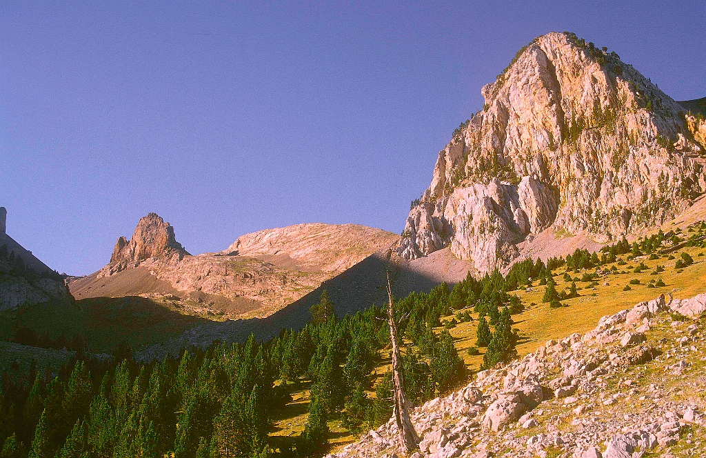1998-08-565_.jpg - Cotiella, tour de Lavasar - Aiguilles au fond