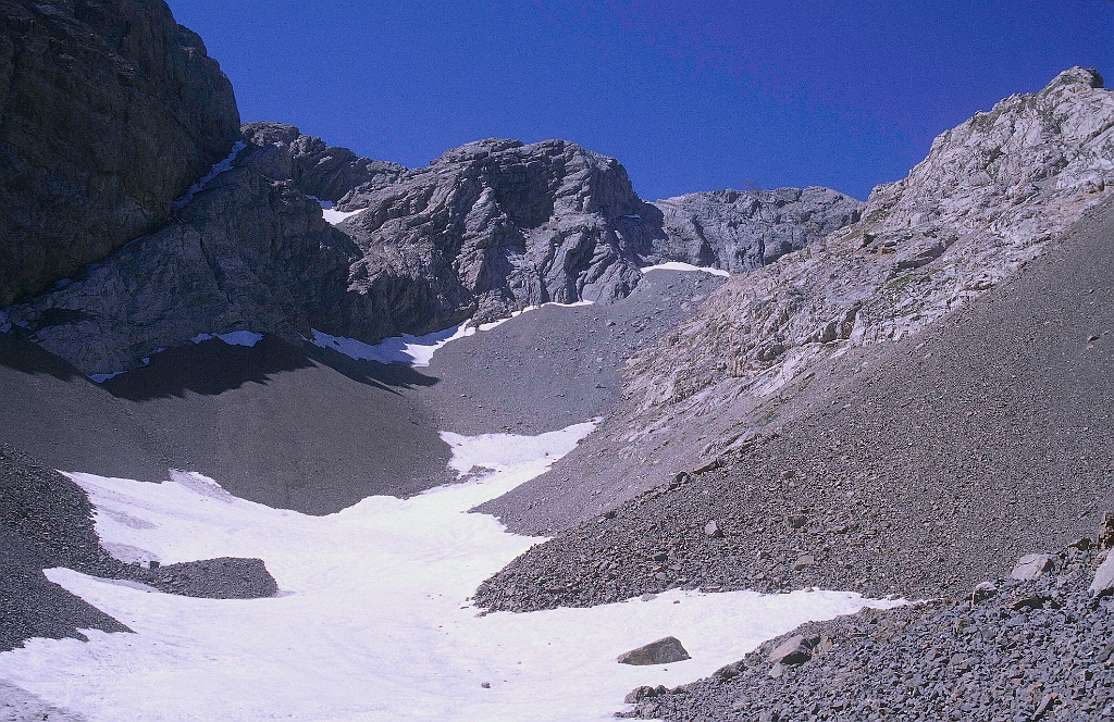 1998-08-572_.jpg - Cotiella, tour de Lavasar - sous le col, vue vers le sud