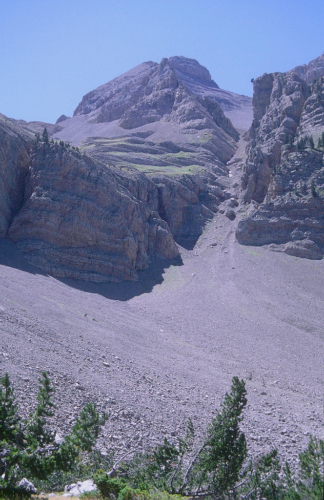1998-08-575_.jpg - Cotiella, tour de Lavasar - depuis l'Ibon de Plan, vue su rle couloir descendu