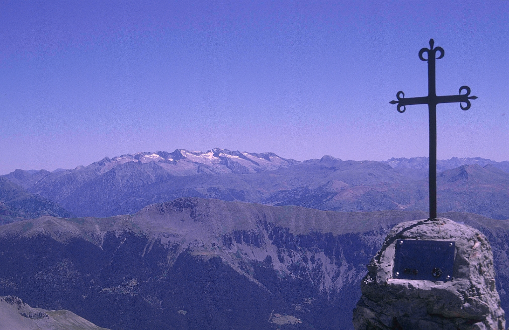 1998-08-583_.jpg - Sommet de Cotiella - vue vers le NE (Maladeta)