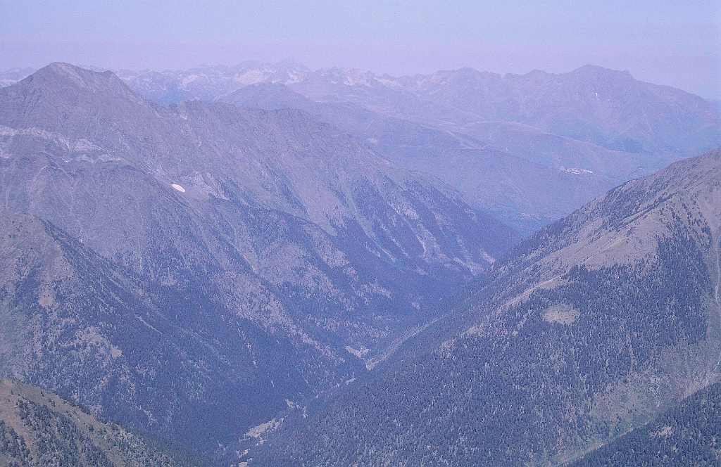 1998-08-595_.jpg - Pico de Batoua (Cauarère) - vue vers la vallée du Rioumajou