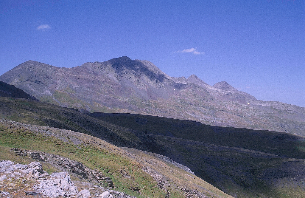 1998-08-598_.jpg - Pico de Batoua - du sentier du port Madera - vue vers le Rioumajou