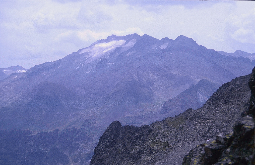 1998-08-630_.jpg - Pic Sacroux - vue sur la Maladeta
