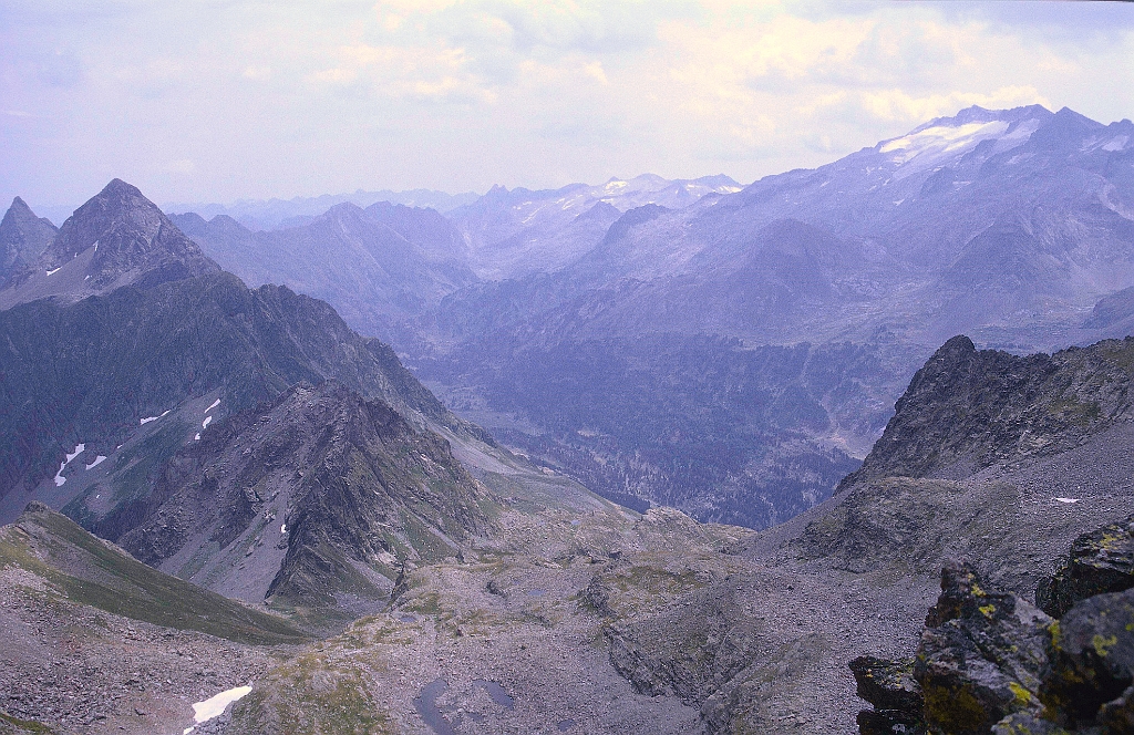 1998-08-631_.jpg - Pic Sacroux - vue sur la Maladeta et la vallée de Bénasque
