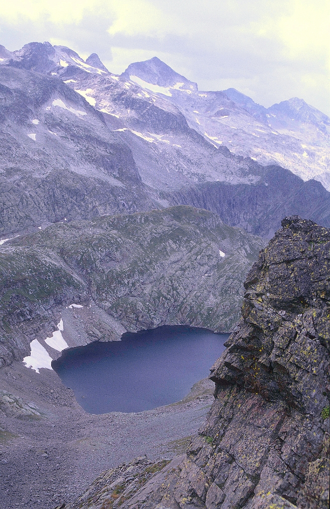 1998-08-632_.jpg - Pic Sacroux - vue vers l'O (lac Calinda)