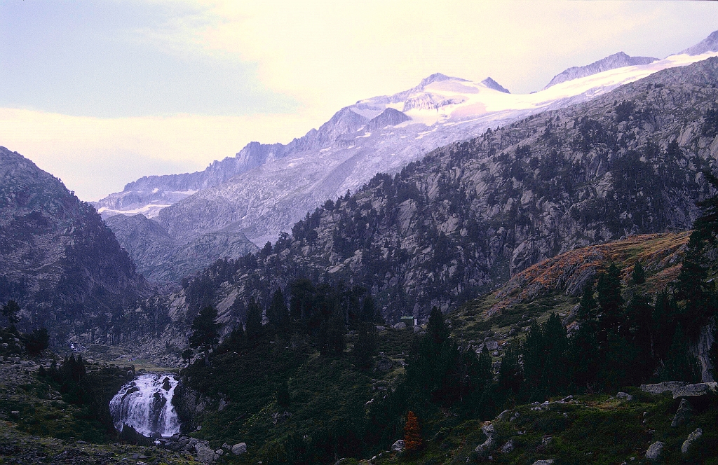 1998-08-644_.jpg - Mulleres - Forau de Aiguallut (trou du torro), Maladeta au fond