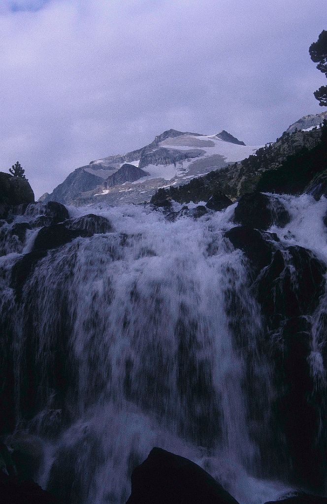 1998-08-645_.jpg - Mulleres - Forau de Aiguallut (trou du torro), Maladeta au fond