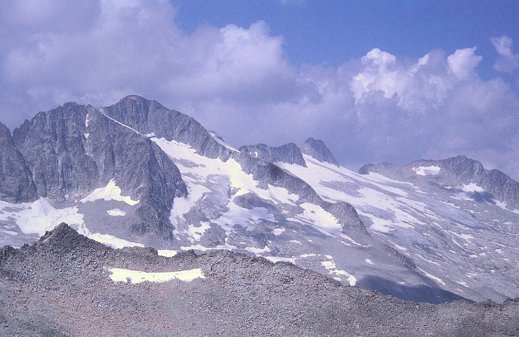 1998-08-650_.jpg - Mulleres -  du sommet - vue vers l'Aneto et la Maladeta