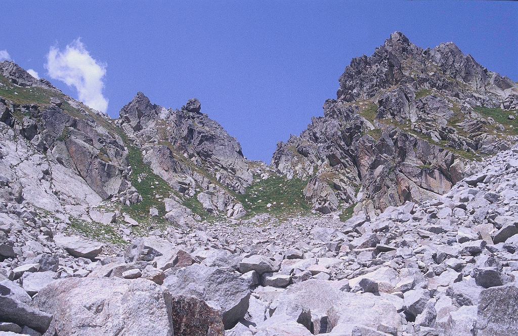1998-08-627_.jpg - la montée vers le port de Gias