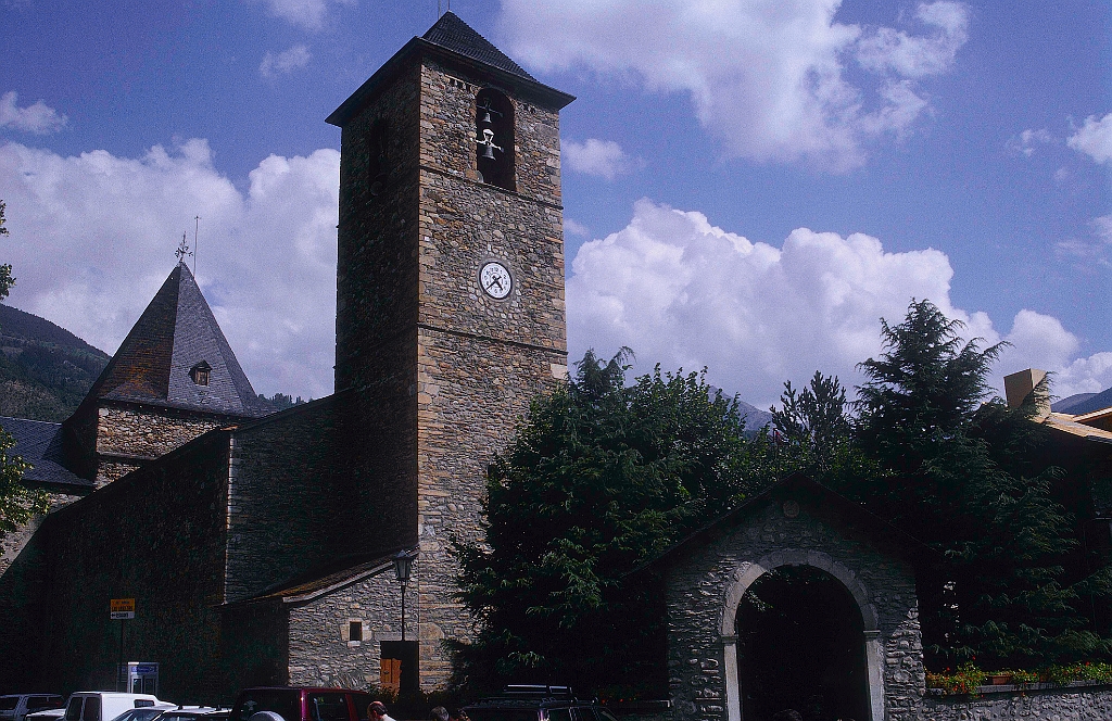 1998-08-669_.jpg - Bénasque - église St Marcial - vue d'ensemble