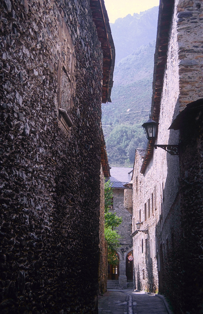 1998-08-670_.jpg - Bénasque - rue