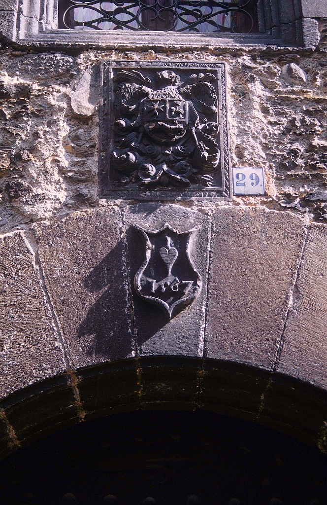 1998-08-672_.jpg - Bénasque - écusson (près de la tour)
