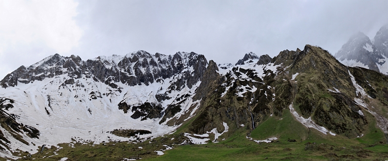 IMGP5887-5892.jpg - Cabane d'Aula (1550 m) au lieu de l'image (guère visible)Derrière, le Cuns d'Aula, les Montagnoles, le Pic de la Pale de la Clauere, et tout à droite, dans les nuages, le Valier.