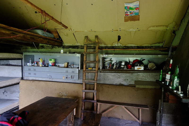 IMGP6013.jpg - Interrier de la cabane : il y a des réserves et du matériel !