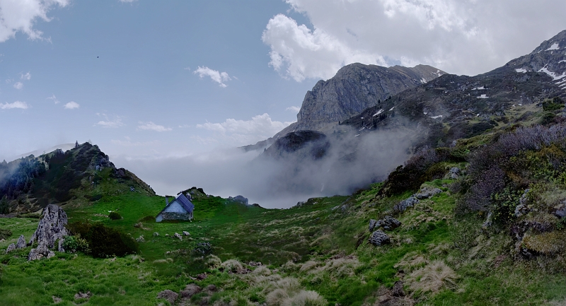 IMGP6062-6072.jpg - La cabane d'Eliet (1683 m)http://www.pyrenees-refuges.com/fr/affiche.php?numenr=545