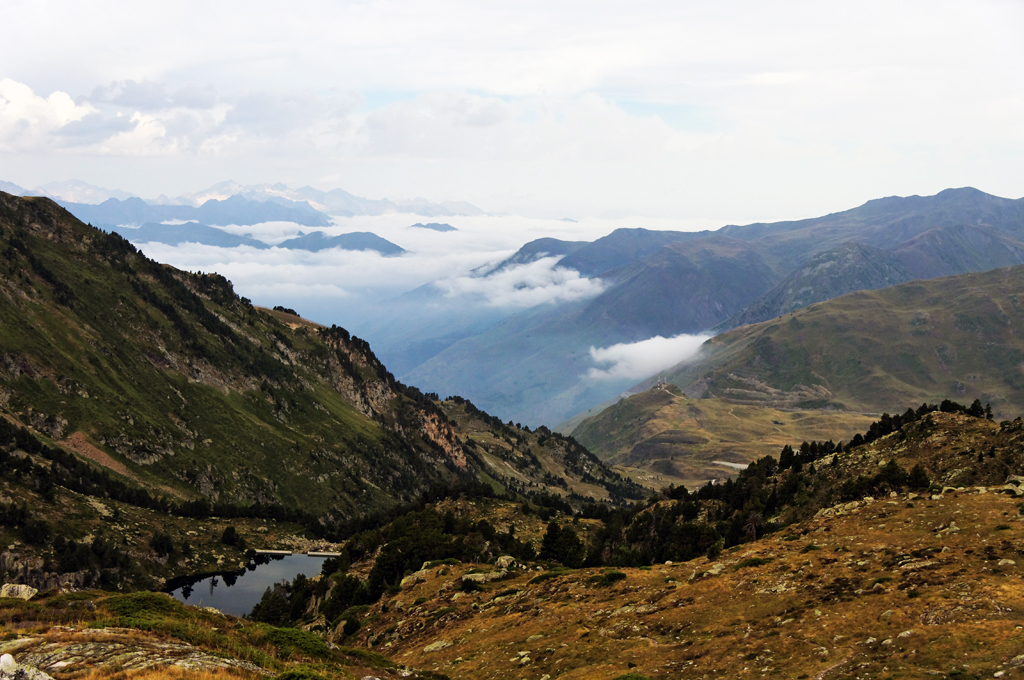 IMGP1080.jpg - Vue sur le lac du barrage et sur la vallée. Mer de nuages, Maladeta au fond.